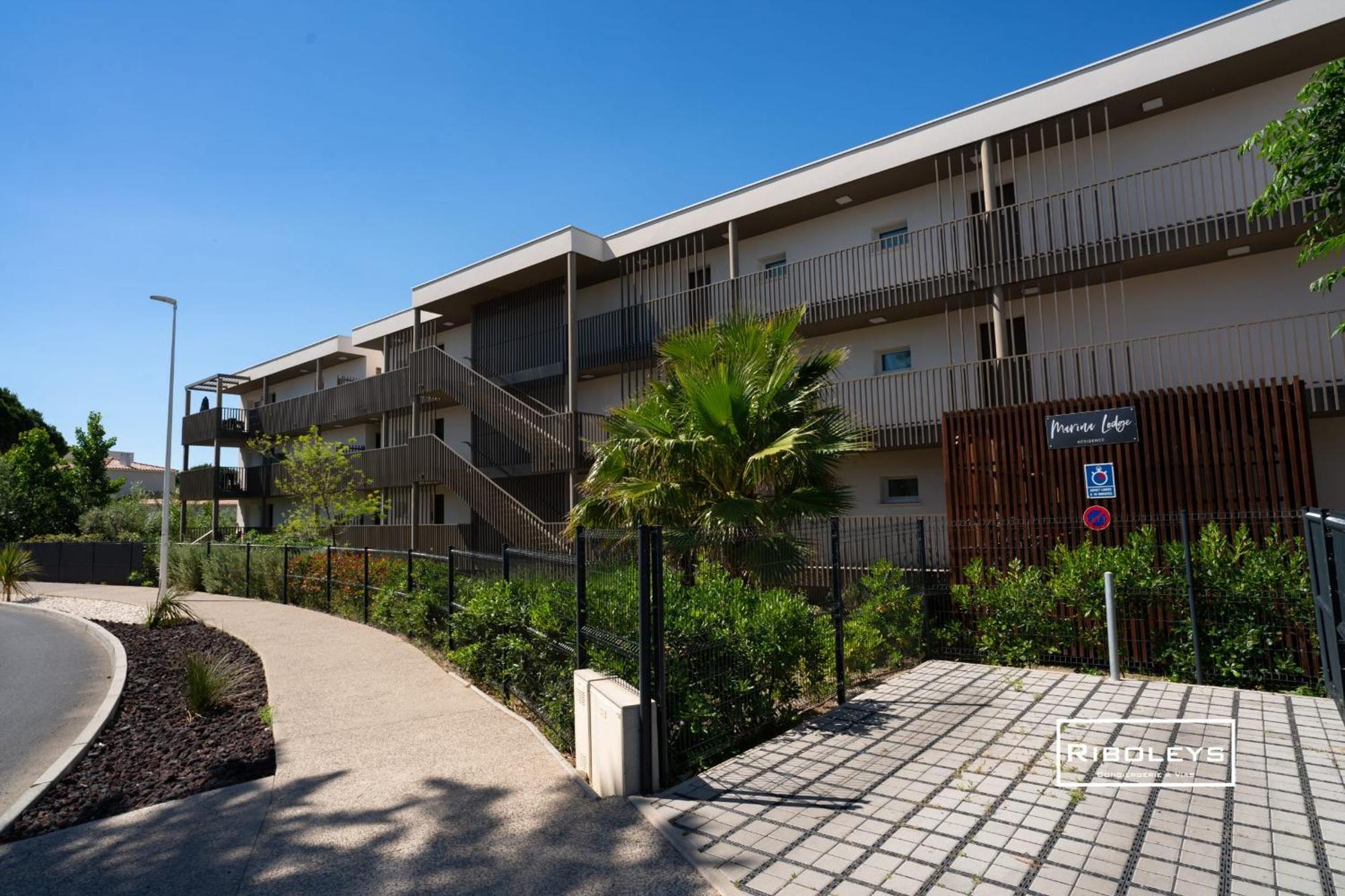 Marina Lodge - T4 avec terrasse à 400m de la mer Vias Eksteriør bilde